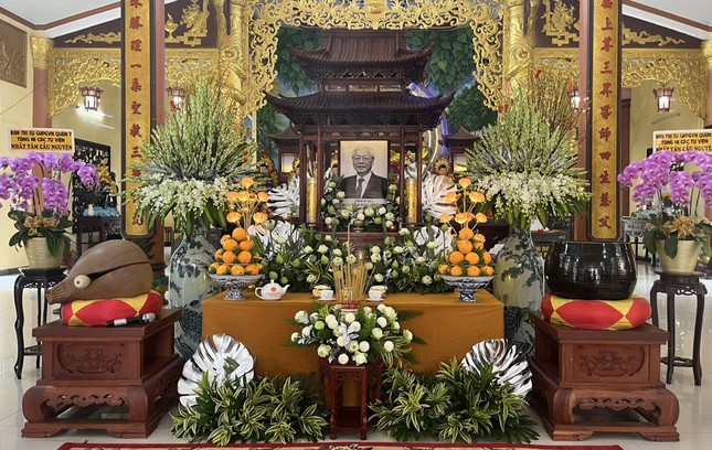 Bàn thờ Tổng Bí thư Nguyễn Phú Trọng được thiết trí tại Long Hoa cổ tự - Văn phòng Ban Trị sự Phật giáo Q.7 Bàn thờ Tổng Bí thư Nguyễn Phú Trọng được thiết trí tại Long Hoa cổ tự - Văn phòng Ban Trị sự Phật giáo Q.7