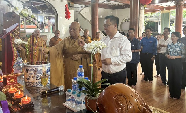 Thượng tọa Thích Thiện Từ, Trưởng ban Trị sự GHPGVN H.Nhà Bè cùng lãnh đạo chính quyền huyện thắp hương tưởng niệm Tổng Bí thư Nguyễn Phú Trọng Thượng tọa Thích Thiện Từ, Trưởng ban Trị sự GHPGVN H.Nhà Bè cùng lãnh đạo chính quyền huyện thắp hương tưởng niệm Tổng Bí thư Nguyễn Phú Trọng