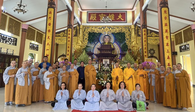 Tăng Ni, Phật tử chụp hình lưu niệm trước di ảnh Tổng Bí thư Nguyễn Phú Trọng Tăng Ni, Phật tử chụp hình lưu niệm trước di ảnh Tổng Bí thư Nguyễn Phú Trọng