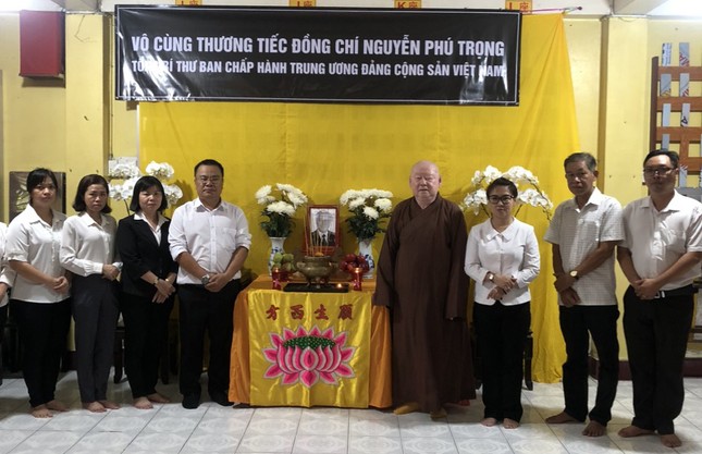 Hòa thượng Thích Duy Trấn, Phó Thường trực Ban Trị sự Phật giáo Q.11, trụ trì chùa Liên Hoa cùng đại diện chính quyền lưu niệm bên bàn thờ Tổng Bí thư Nguyễn Phú Trọng Hòa thượng Thích Duy Trấn, Phó Thường trực Ban Trị sự Phật giáo Q.11, trụ trì chùa Liên Hoa cùng đại diện chính quyền lưu niệm bên bàn thờ Tổng Bí thư Nguyễn Phú Trọng