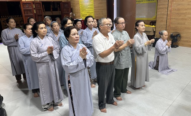 Phật tử thắp hương tưởng niệm trước bàn thờ Tổng Bí thư Nguyễn Phú Trọng tại chùa Phước Duyên Phật tử thắp hương tưởng niệm trước bàn thờ Tổng Bí thư Nguyễn Phú Trọng tại chùa Phước Duyên