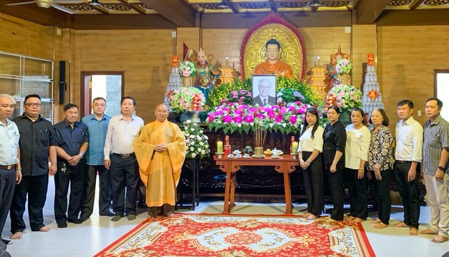 Thượng tọa Thích Minh Bảo, Trưởng ban Trị sự GHPGVN Q.4, trụ trì chùa Phước Duyên cũng thiết trí bàn thờ, tổ chức tưởng niệm Tổng Bí thư Nguyễn Phú Trọng Thượng tọa Thích Minh Bảo, Trưởng ban Trị sự GHPGVN Q.4, trụ trì chùa Phước Duyên cũng thiết trí bàn thờ, tổ chức tưởng niệm Tổng Bí thư Nguyễn Phú Trọng