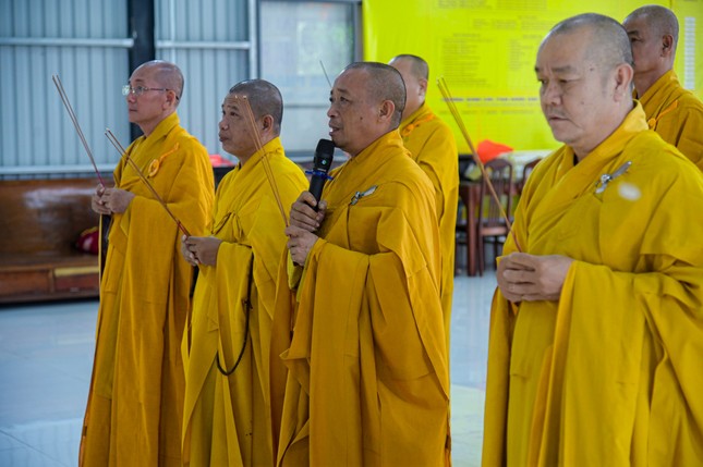 Thượng tọa Thích An Thường, Trưởng ban trị sự GHPGVN H.Củ Chi, cùng chư tôn đức đã thực hiện khóa lễ tưởng niệm theo nghi thức Phật giáo - Ảnh: Tâm Quý Thượng tọa Thích An Thường, Trưởng ban trị sự GHPGVN H.Củ Chi, cùng chư tôn đức đã thực hiện khóa lễ tưởng niệm theo nghi thức Phật giáo - Ảnh: Tâm Quý