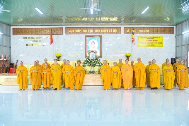 Đại chúng chụp hình lưu niệm - Ảnh: Tâm Quý Đại chúng chụp hình lưu niệm - Ảnh: Tâm Quý