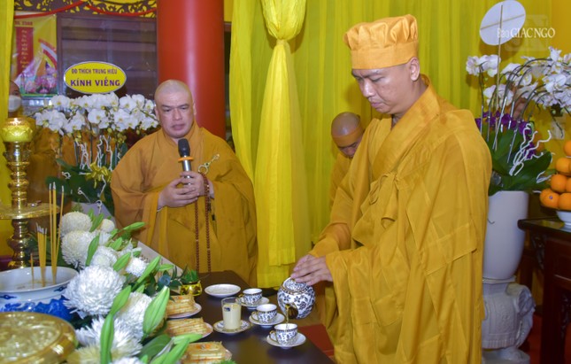 Dâng trà cúng dường Giác linh Hòa thượng