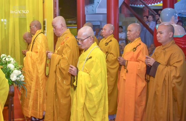 Chư tôn đức thực hiện nghi thức nhập kim quan