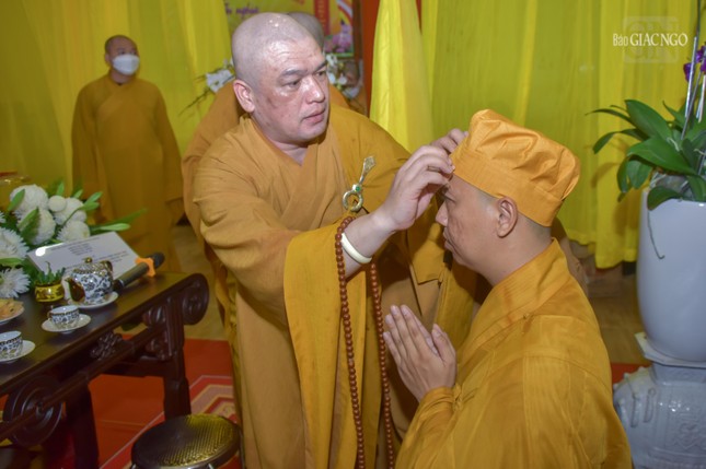 Đại đức Thích Tắc Thiện, trụ trì chùa Quang Minh, Trưởng tử Hòa thượng Thích Đạt Phước thọ tang