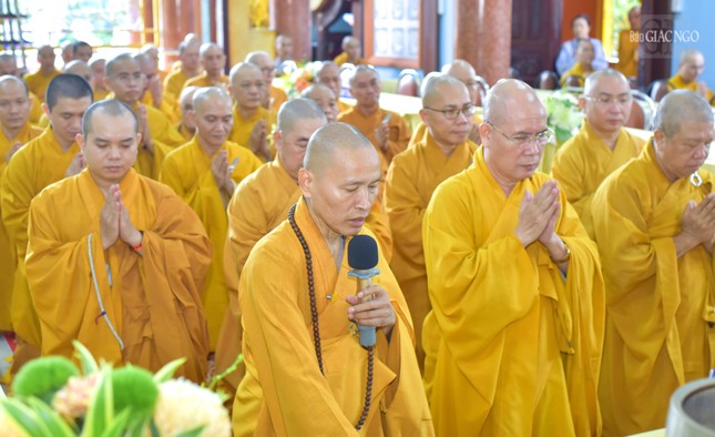 Thượng tọa Thích Minh Quang hướng dẫn đại chúng cử hành nghi thức tác pháp Tự tứ Thượng tọa Thích Minh Quang hướng dẫn đại chúng cử hành nghi thức tác pháp Tự tứ