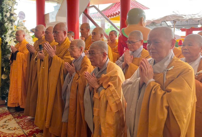 Đại diện môn phong Thiên Thai Giáo Quán tông viếng tang