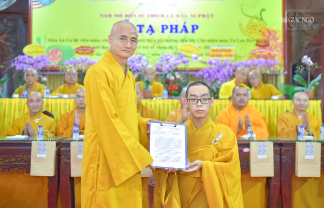 Trao quyết định chuẩn y nhân sự giữ chức vụ Phó Thư ký, Chánh Văn phòng Ban Trị sự Phật giáo H.Nhà Bè đến Đại đức Thích Trung Hoàng