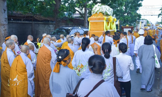 Tăng Ni, Phật tử phụng tống kim quan Trưởng lão Hòa thượng đến nơi trà-tỳ Tăng Ni, Phật tử phụng tống kim quan Trưởng lão Hòa thượng đến nơi trà-tỳ