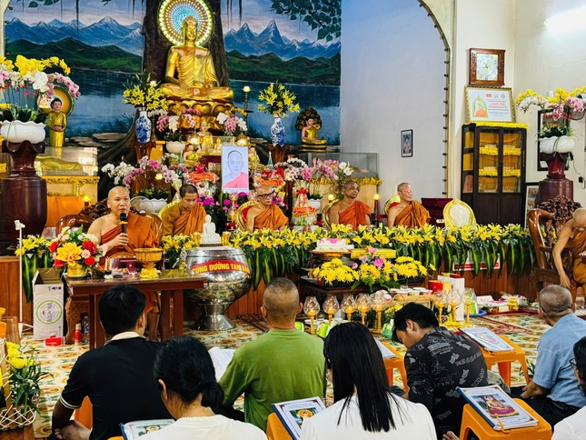 Buổi lễ với sự tham dự của chư Tăng, Phật tử Phật giáo Nam tông