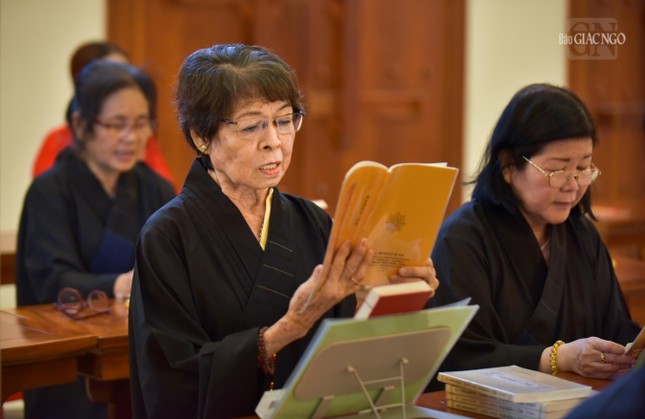 Một Phật tử người Hoa đang chăm chú tụng kinh