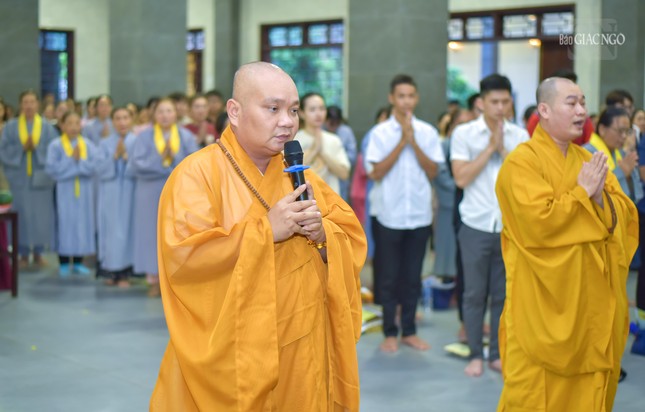 Thượng tọa Thích Trung Nguyện cùng chư Tăng hướng dẫn Phật tử thực hiện khóa lễ