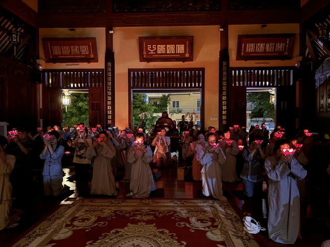 Phật tử chùa Hải Quang (Q.Tân Bình) thắp nến tưởng niệm cha mẹ