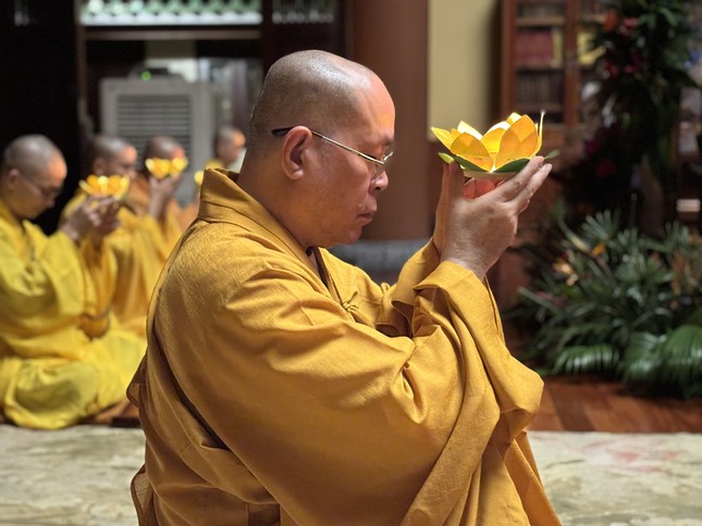 Thượng tọa Thích Đạt Đức, trụ trì chùa Hải Quang hướng dẫn đại chúng thắp nến tưởng niệm