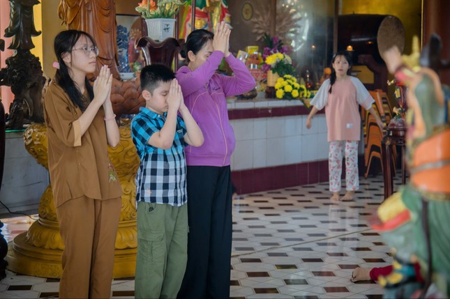 Một gia đình đến chùa lễ Phật trong ngày rằm tháng Bảy