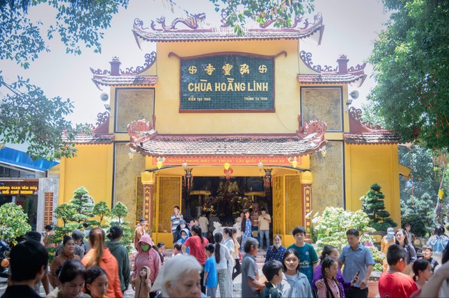 Phật tử đến chùa Hoằng Linh (X.An Nhơn Tây, H.Củ Chi)