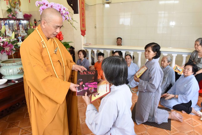 Vu lan cũng là dịp Phật tử quy y Tam bảo, nương tựa vào giáo lý của Đức Phật để có cuộc sống bình an, hạnh phúc (Thượng tọa Thích Tâm Chơn trao phái quy y và quà Vu lan đến Phật tử)