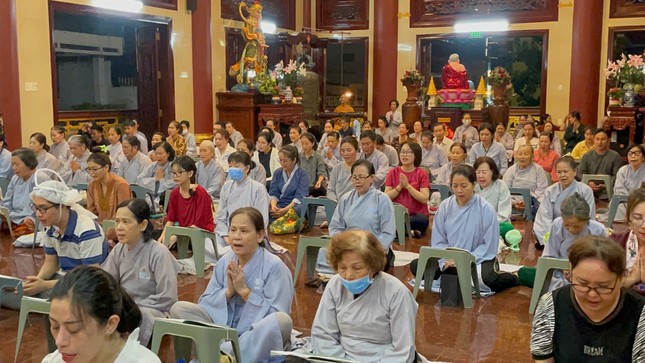 Phật tử tham gia tụng kinh tại chùa