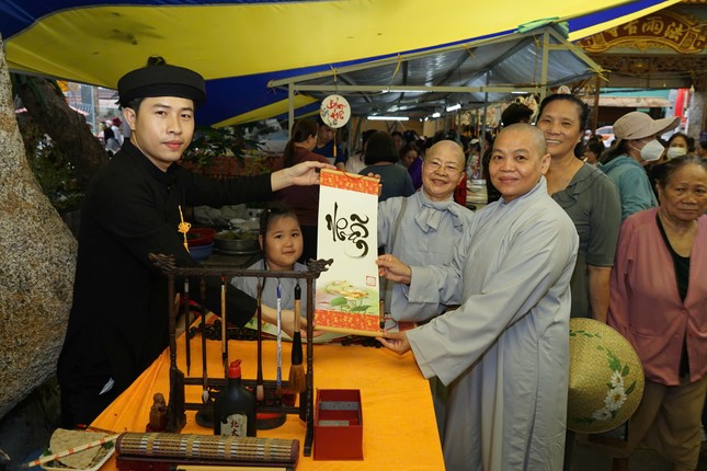 Tham quan, trải nghiệm các gian hàng nghệ thuật