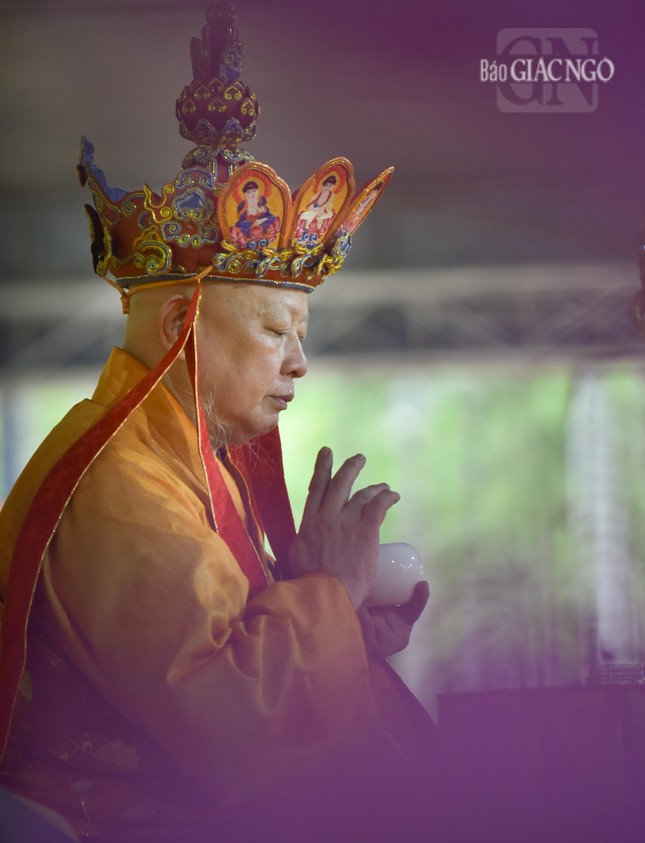 Hòa thượng sám chủ đăng đàn thực hành phổ thí hộc thực, hồi hướng siêu tiến chư anh linh anh hùng, liệt sĩ vị quốc vong thân