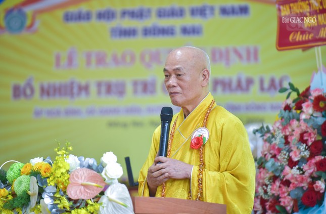 Hòa thượng Thích Giác Đạo sách tấn đệ tử của mình trong vai trò mới