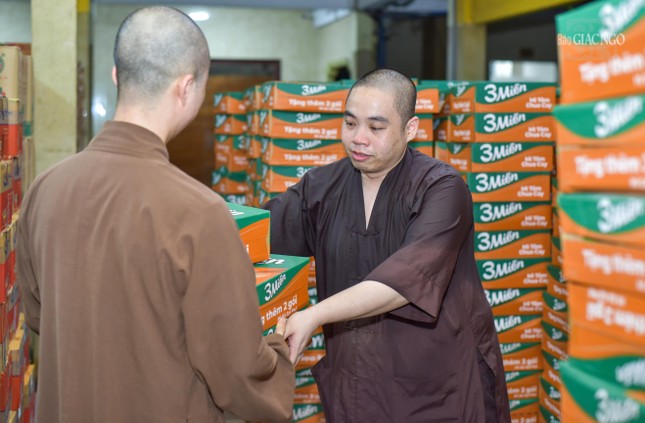 Mồ hôi thấm đẫm từng vạt áo