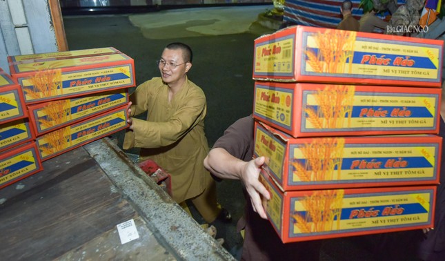 Các thành viên của Ban Kinh tế - Tài chính T.Ư, Ban Từ thiện xã hội GHPGVN TP.HCM cũng như chư Tăng chùa Vĩnh Nghiêm sắp xếp các thùng mì lên xe