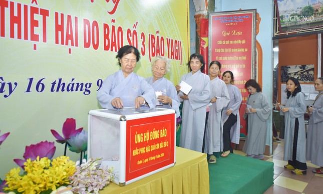 Cụ bà Đinh Thị Quý (pháp danh Diệu Bảo, 92 tuổi) xếp hàng chờ đến lượt mình đóng góp ủng hộ đồng bào bị thiệt hại do bão số 3 gây ra Cụ bà Đinh Thị Quý (pháp danh Diệu Bảo, 92 tuổi) xếp hàng chờ đến lượt mình đóng góp ủng hộ đồng bào bị thiệt hại do bão số 3 gây ra