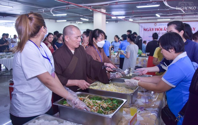 Thượng tọa Thích Tâm Tài, Trưởng ban Từ thiện Xã hội Phật giáo Q.7 cùng các Phật tử chùa Long Hoa phục vụ các món ăn chay đến thực khách Thượng tọa Thích Tâm Tài, Trưởng ban Từ thiện Xã hội Phật giáo Q.7 cùng các Phật tử chùa Long Hoa phục vụ các món ăn chay đến thực khách