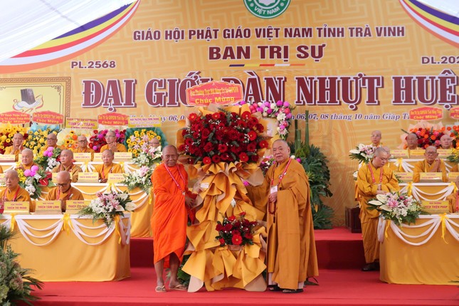 Trưởng lão Hòa thượng Thích Thiện Pháp trao lẵng hoa chúc mừng của Ban Thường trực Hội đồng Trị sự đến Ban Trị sự GHPGVN tỉnh Trà Vinh