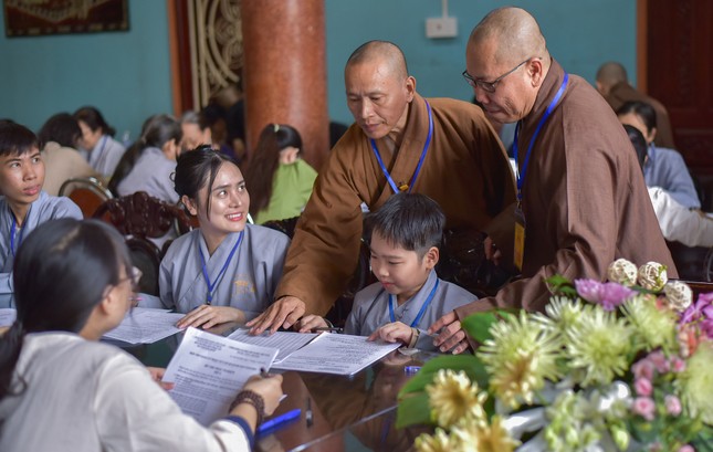 Hội thi diễn ra khách quan, nghiêm túc với sự giám sát của các thành viên trong Ban Tổ chức, Ban Giám khảo. Trong hình là chư tôn đức trong Ban Tổ chức, Ban Giám khảo hướng dẫn một em nhỏ tham dự thực hiện đúng các yêu cầu về cách trình bày bài thi Hội thi diễn ra khách quan, nghiêm túc với sự giám sát của các thành viên trong Ban Tổ chức, Ban Giám khảo. Trong hình là chư tôn đức trong Ban Tổ chức, Ban Giám khảo hướng dẫn một em nhỏ tham dự thực hiện đúng các yêu cầu về cách trình bày bài thi