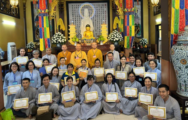 Các thí sinh được chư tôn đức Ban Tổ chức trao tặng giấy chứng nhận hoàn thành kỳ thi lần này trong sáng cùng ngày Các thí sinh được chư tôn đức Ban Tổ chức trao tặng giấy chứng nhận hoàn thành kỳ thi lần này trong sáng cùng ngày