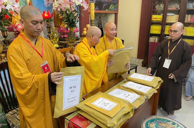 Hòa thượng Thích Giải Thắng, Chứng minh Ban Trị sự GHPGVN Q.7; Thượng tọa Thích Hoằng Ninh, Trưởng ban Trị sự kiêm Trưởng ban Tăng sự Phật giáo Q.7 và các thành viên trong Ban Tổ chức mở đề thi, chính thức bắt đầu Hội thi giáo lý do Ban Trị sự quận tổ chức Hòa thượng Thích Giải Thắng, Chứng minh Ban Trị sự GHPGVN Q.7; Thượng tọa Thích Hoằng Ninh, Trưởng ban Trị sự kiêm Trưởng ban Tăng sự Phật giáo Q.7 và các thành viên trong Ban Tổ chức mở đề thi, chính thức bắt đầu Hội thi giáo lý do Ban Trị sự quận tổ chức