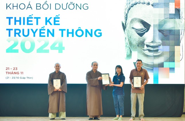 Đại diện các tập thể có nhiều đóng góp cho khóa học