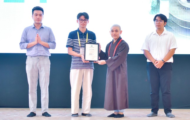 Đại đức Thích Hoằng Tâm trao thư cảm ơn của Ban Tổ chức