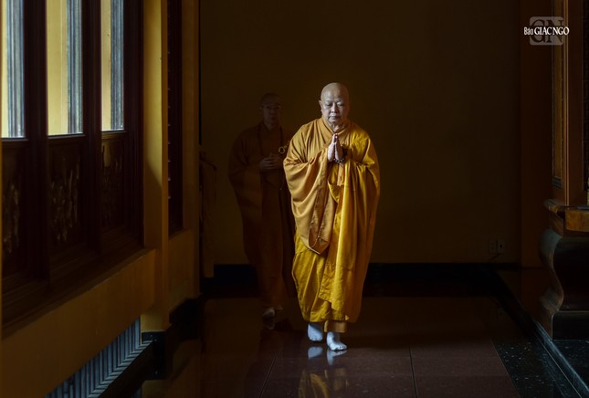 Hòa thượng Thích Lệ Trang, Trưởng ban Trị sự GHPGVN TP.HCM hướng dẫn đại chúng vân tập chánh điện thực hiện nghi thức sám hối và thí thực trong thời khóa công phu chiều