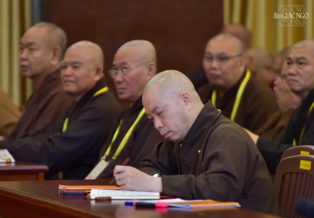 ... chư hành giả cùng chư Tăng Ni trụ trì các tự viện trên địa bàn Thành phố còn tham dự, lắng nghe và trao đổi trong buổi sinh hoạt chuyên đề về Giới luật, Nghi lễ, Tăng sự, Hiến chương...