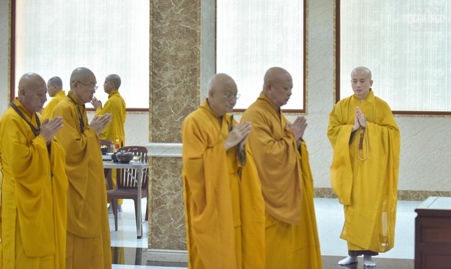 Sau khi dùng cơm xong, đại chúng kinh hành, niệm Phật trong chánh niệm...