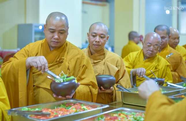 Các hành giả chọn cho mình những món ăn phù hợp và vừa đủ