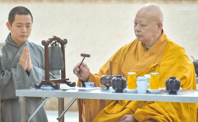 Hòa thượng Thích Lệ Trang cử kiền chùy, hướng dẫn đại chúng chú tâm thực hiện nghi thức Quá đường