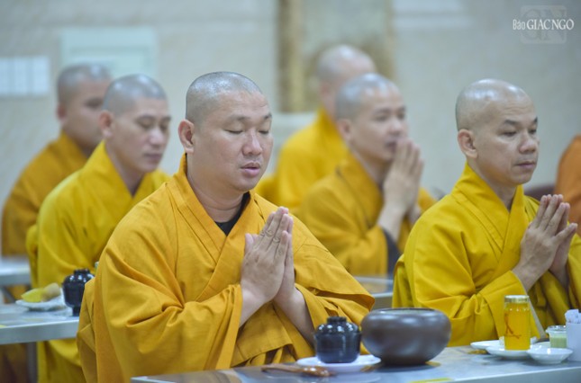 Mỗi hành giả luôn tỉnh giác trong từng hành động, giữ tâm ý luôn an tĩnh trong khi dùng cơm trưa