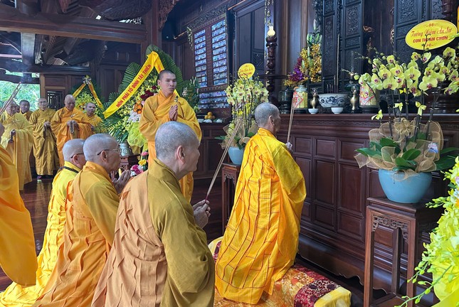 Chư vị Trưởng lão Thành viên Hội đồng Chứng minh, chư tôn đức Ban Chứng minh, Ban Trị sự GHPGVN tỉnh Thừa Thiên Huế dâng hương tưởng niệm