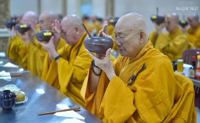 Bên cạnh các thời khóa công phu, thiền tập, Trưởng lão Hòa thượng Thích Minh Thông còn cùng đại chúng thực hiện nghi thức Quá đường, một nét đẹp trong thiền môn của Phật giáo Bắc tông: dùng cơm trong chánh niệm. Bên cạnh các thời khóa công phu, thiền tập, Trưởng lão Hòa thượng Thích Minh Thông còn cùng đại chúng thực hiện nghi thức Quá đường, một nét đẹp trong thiền môn của Phật giáo Bắc tông: dùng cơm trong chánh niệm.