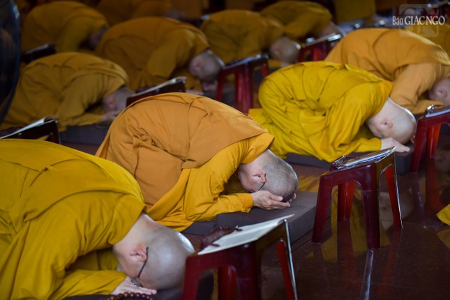 Mười ngày tuy ngắn nhưng các hành giả có điều kiện buông bỏ hết ngoại duyên, dành thời gian quay trở về, “phản quan tự kỷ”... Mười ngày tuy ngắn nhưng các hành giả có điều kiện buông bỏ hết ngoại duyên, dành thời gian quay trở về, “phản quan tự kỷ”...