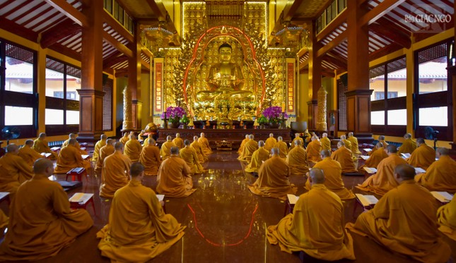 Chư Tăng thực hành thời khóa tụng kinh chiều tại chánh điện Việt Nam Quốc Tự Chư Tăng thực hành thời khóa tụng kinh chiều tại chánh điện Việt Nam Quốc Tự