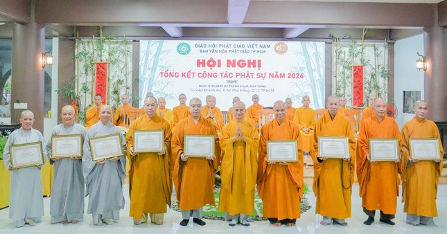 Ban Trị sự GHPGVN TP.HCM tặng Bằng tuyên dương công đức đến tập thể, cá nhân Ban Văn hóa Phật giáo TP.HCM Ban Trị sự GHPGVN TP.HCM tặng Bằng tuyên dương công đức đến tập thể, cá nhân Ban Văn hóa Phật giáo TP.HCM