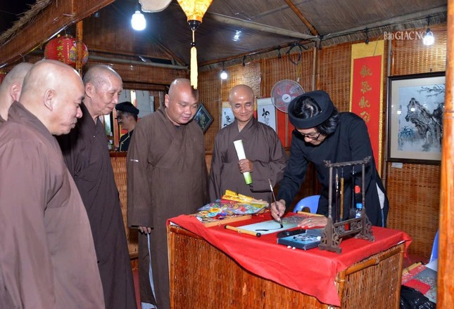 Trải nghiệm gian hàng thư pháp