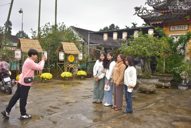 Chùa làng cũng là nơi bạn bè gặp lại, cùng nhau trở về ký ức tuổi thơ sinh hoạt trong Gia đình Phật tử dưới mái chùa